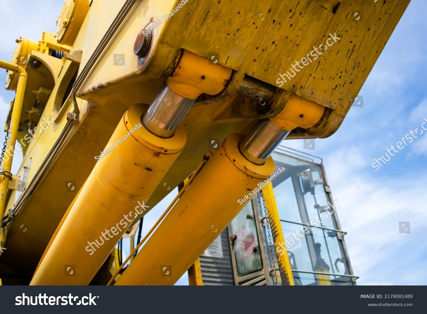 Step-by-step demonstration of Hydraulic Cylinder Inspection for Crane Operators showing load chart interpretation, boom angle calculations, and outrigger positioning per NCCCO certification requirements and ASME standards