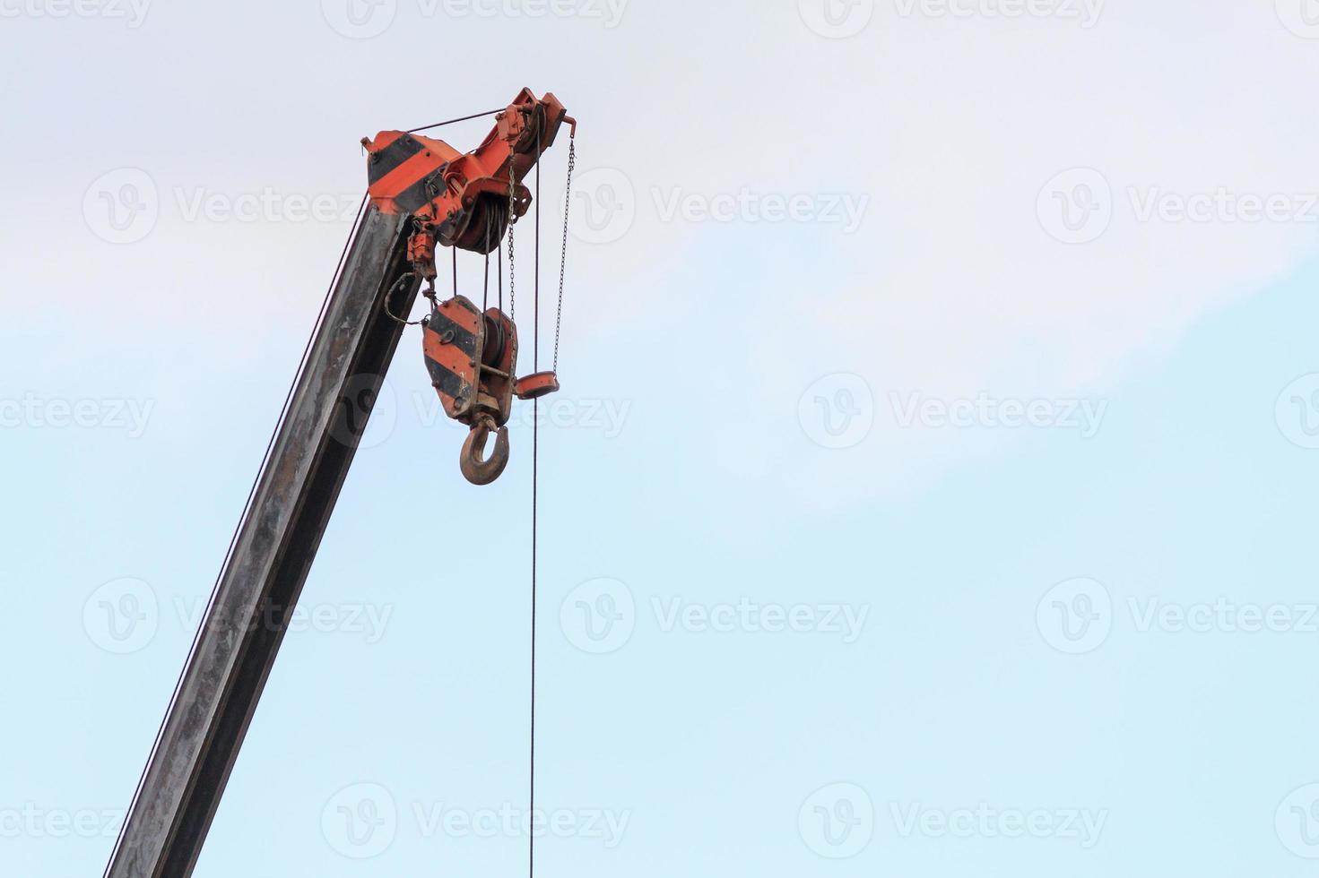 Step-by-step demonstration of Telescoping Mode Load Chart Differences showing load chart interpretation, boom angle calculations, and outrigger positioning per NCCCO certification requirements and ASME standards